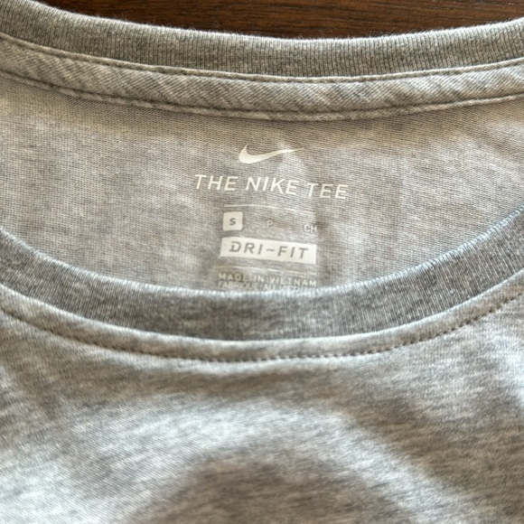 Women’s Nike dry training tank top sz small. New with tags attached. - Picture 3 of 4